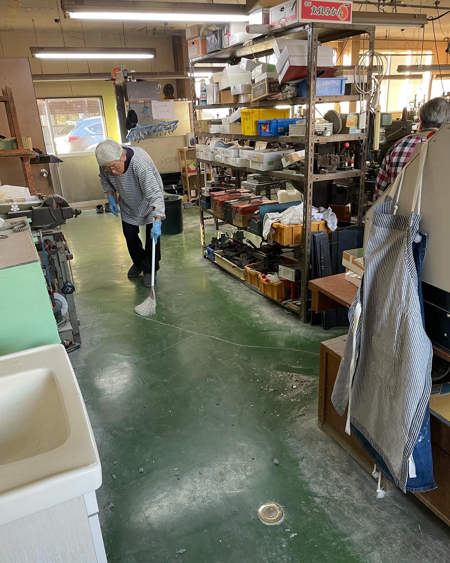 今日は仕事納めです。今年も無事終えれたことに感謝しながらいつも使ってる機械をピカピカにです。#眼鏡#めがね#メガネ#福井#鯖江#河和田#セルフレーム #サングラス#eyewear