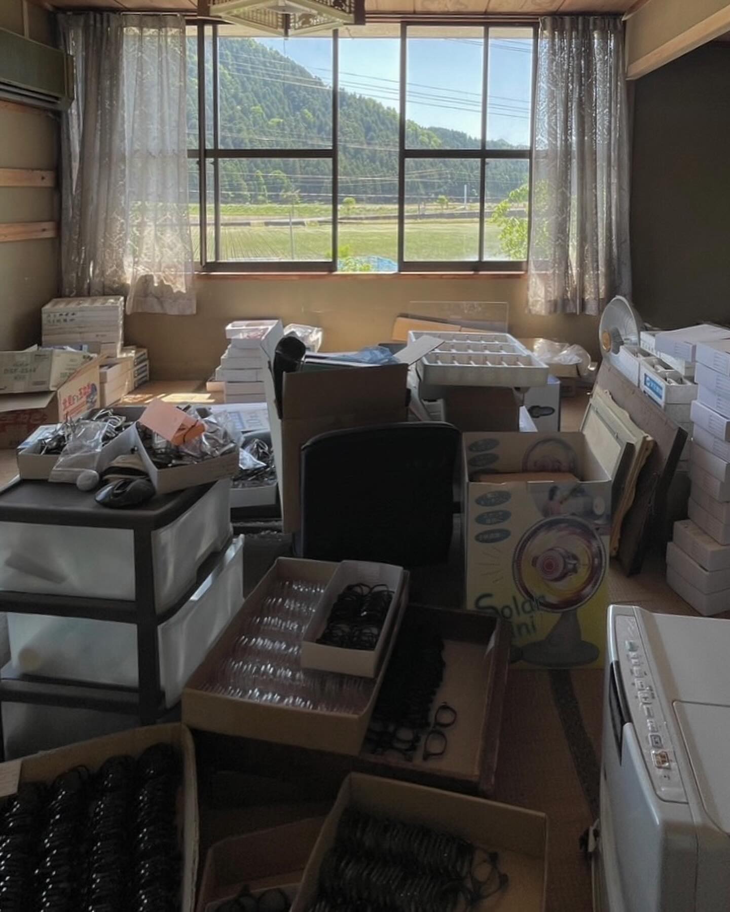 .沢正眼鏡本社の休憩室大掃除︎長年、倉庫と化した休憩室の大掃除を行いました。不要になった機械や商品の在庫たちを少しずつ整理して、片付けて、、、長い間休憩室がなかった社内に、窓が大きくて景色の良い休憩室が現れました！ご協力いただいた皆さんありがとうございます。.次はここで、カレーランチします#サワショウ #沢正眼鏡 #眼鏡 #めがね #メガネ #福井 #鯖江 #Sabae #河和田 #セルフレーム #アセテート #休憩室 #大掃除